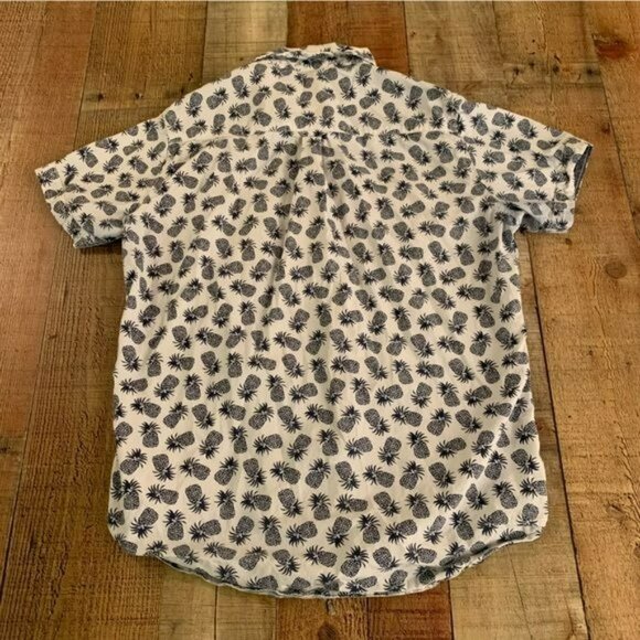 Free Planet men's size small blue and white Pineapple print button up shirt - Picture 5 of 7